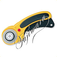 <a href="https://www.dogudoraku.com/catalog/product_info.php/products_id/54650">セーフティ　ロータリーカッターL型 〔156B〕 替刃式・左右両用〔入数1〕</a>