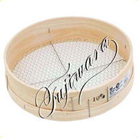 <a href="https://www.dogudoraku.com/catalog/product_info.php/products_id/173456">〔千吉〕木製砂フルイ(丸型)亀甲目35cm  【網目10.0mm】直径35×高さ90mm〔入数1〕</a>